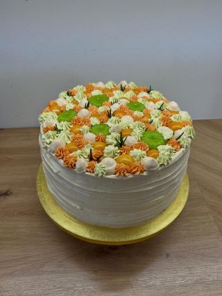 HRUŠKOVO-KARAMELOVÝ DORT 🎂 ořechový piškotový korpus 🎂 skořicové mascarpone se šlehačkou 🎂 hruškový želé vklad se skořicí,...