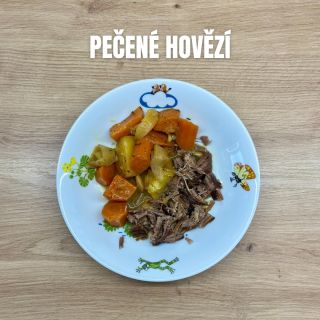 HOVĚZÍ PEČENĚ (pro celou rodinu) 💛 cca 1 kg hovězího masa vcelku (já jsem použila zadní) 🧡 3 větší mrkve 💛 3 střední...